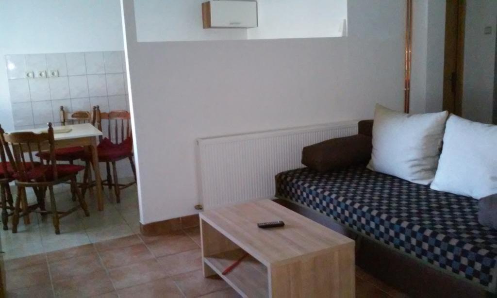 Apartment Laura Gračac Eksteriør billede